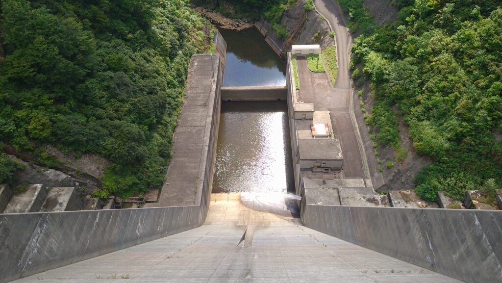 破間川ダムのダム下