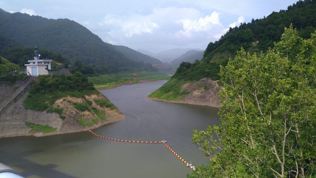 破間川ダムのダム湖