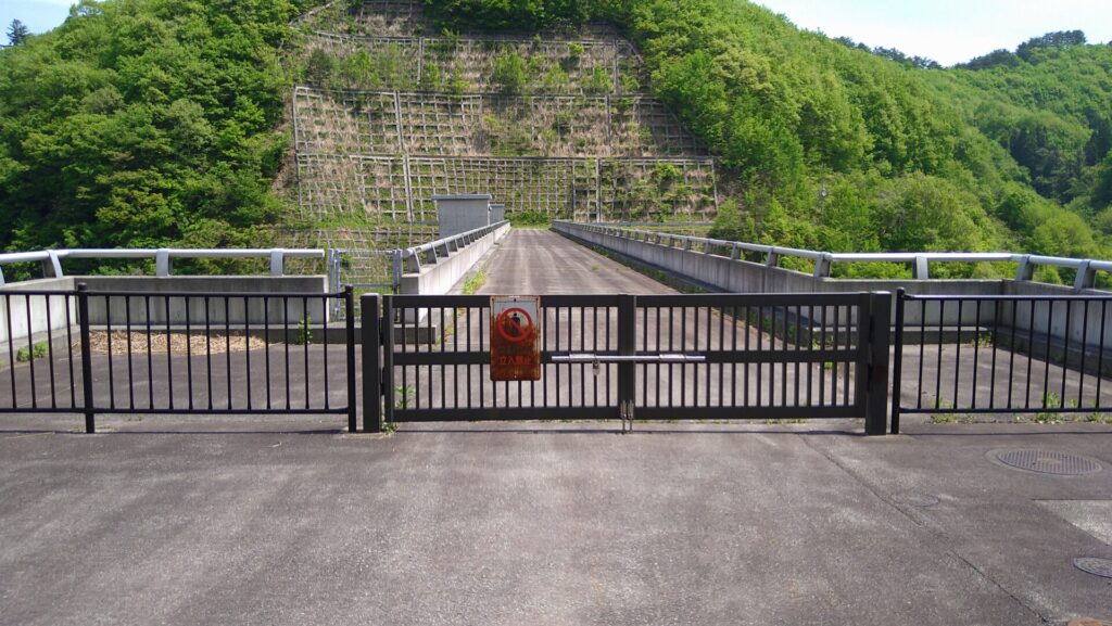 留山川ダムの天端