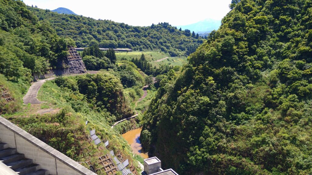 広神ダムのダム下