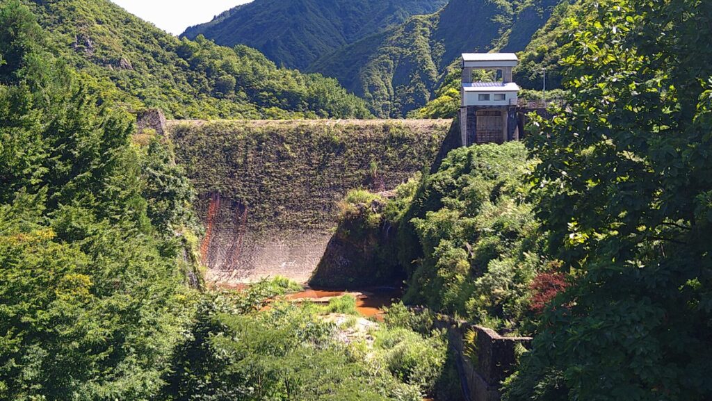 下流側から見た黒又ダム