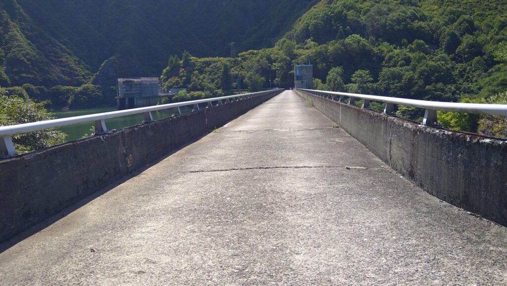 黒又川第一ダムの天端