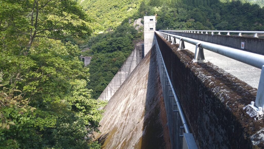 左岸から見た黒又川第一ダム