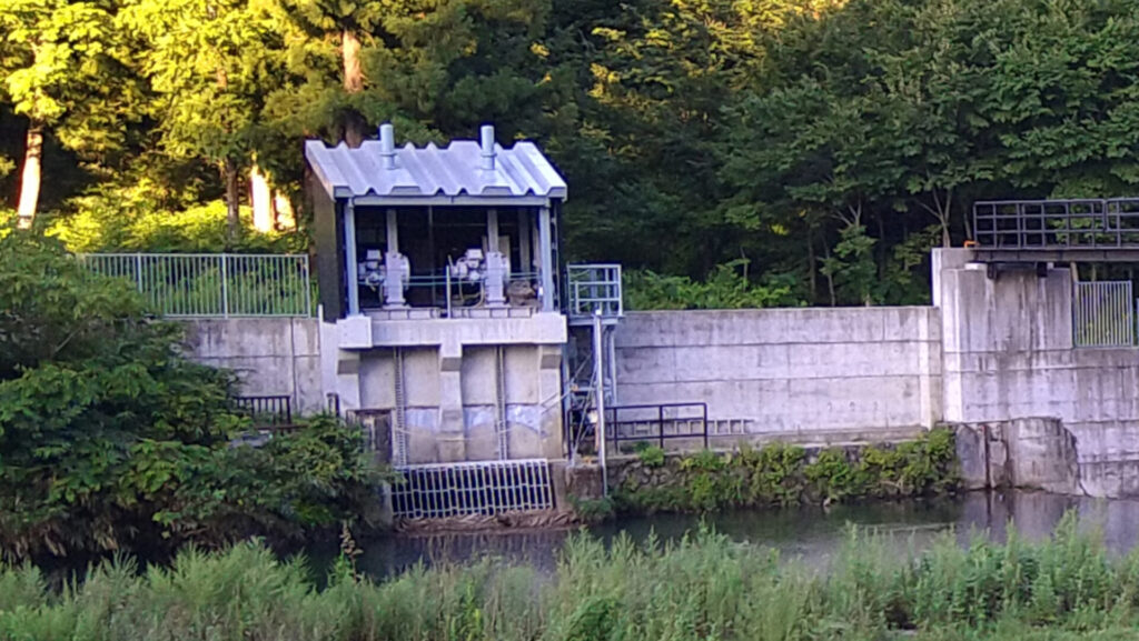 左岸に見える湯之谷ダムの取水口
