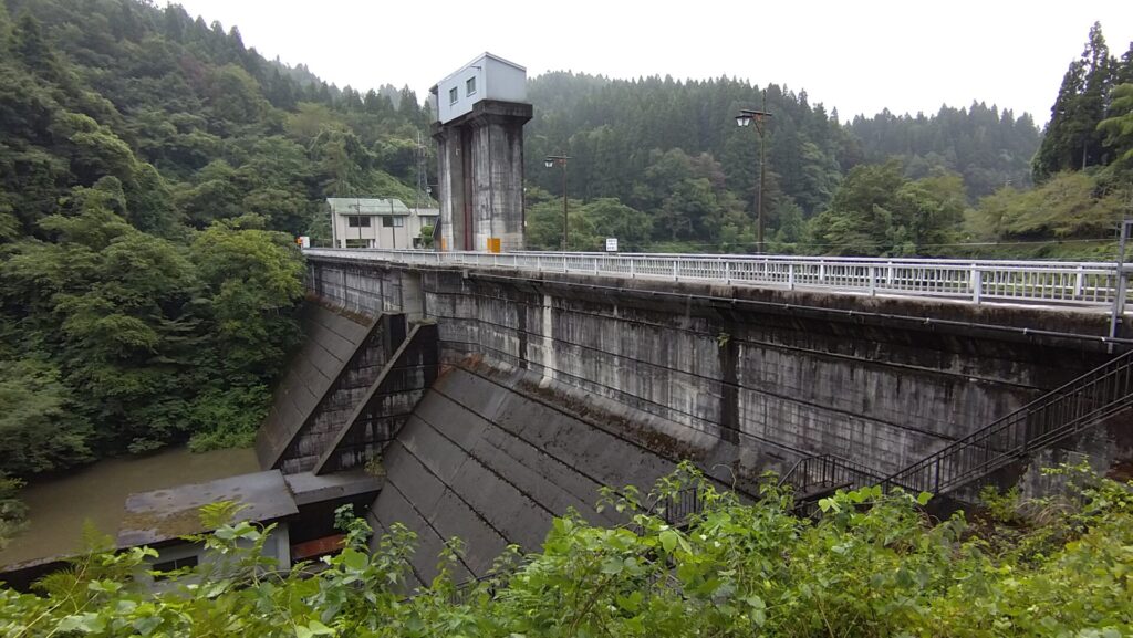 下流側から見た下条川ダム