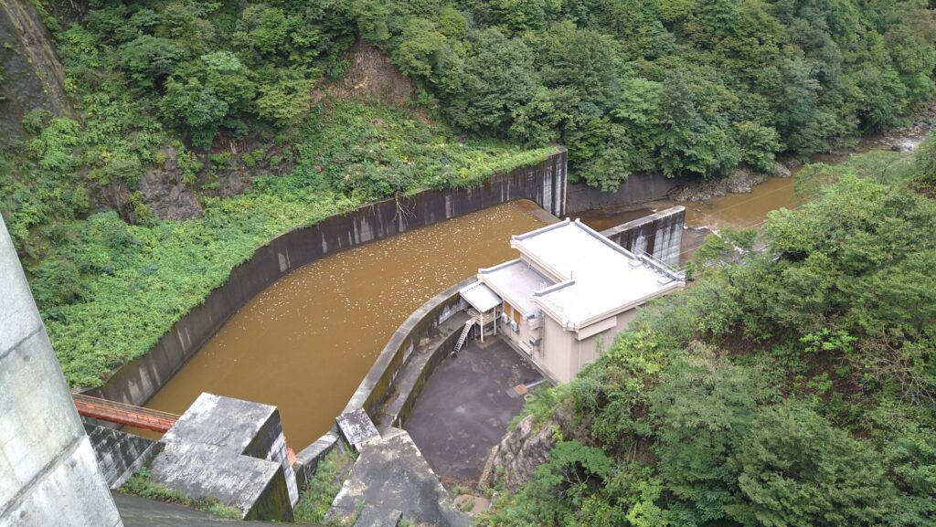 早出川ダムのダム下