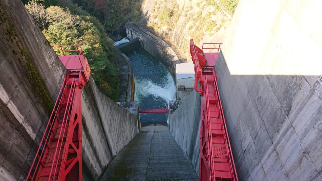 加治川治水ダムのダム下