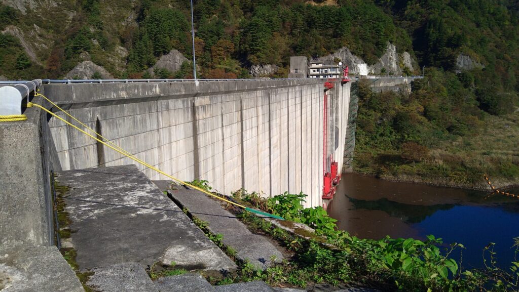 左岸の上流側から見た加治川治水ダム