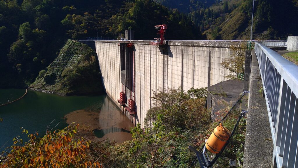 右岸の上流側から見た加治川治水ダム