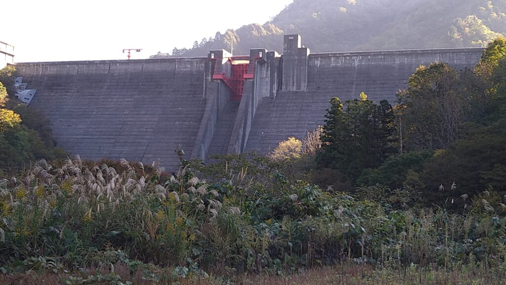 下流側から見た加治川治水ダム