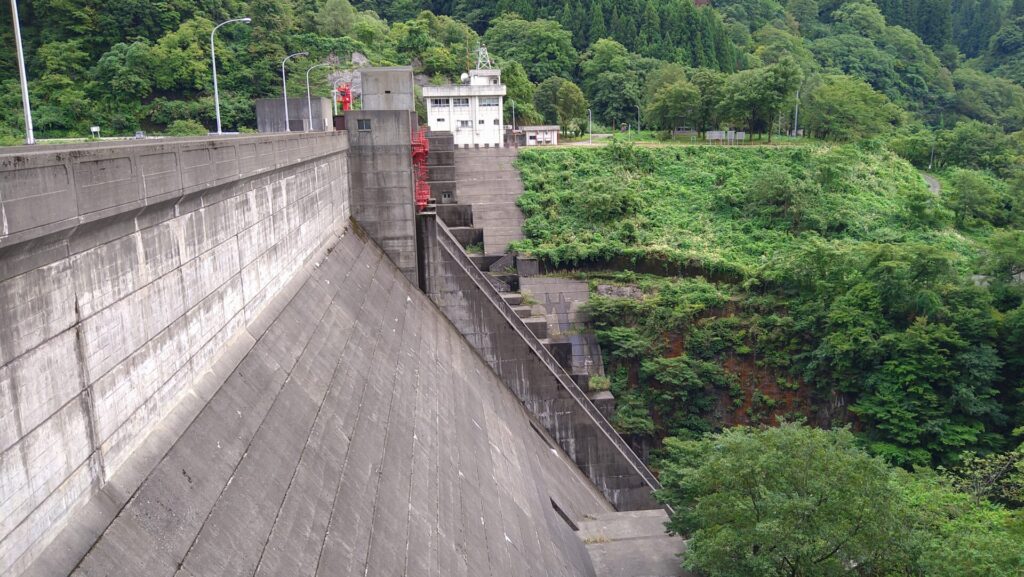右岸の下流側から見た刈谷田川ダム