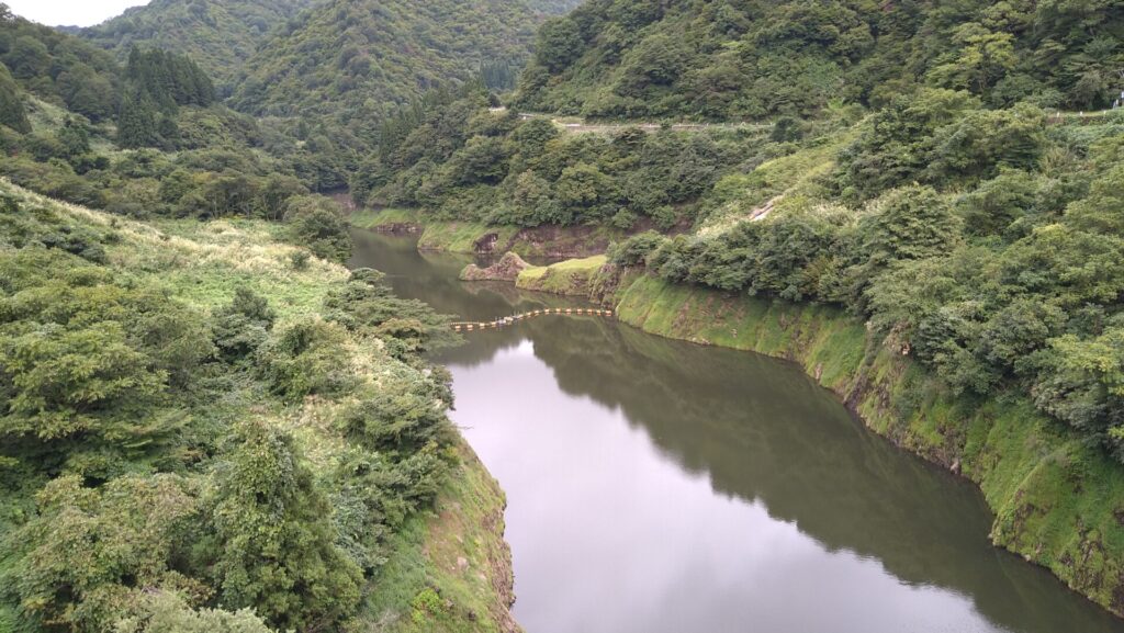 刈谷田川ダムのダム湖