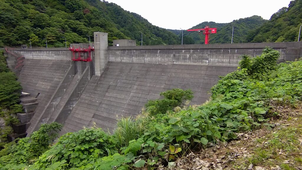 左岸の下流側から見た刈谷田川ダム