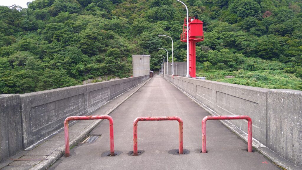 刈谷田川ダムの天端