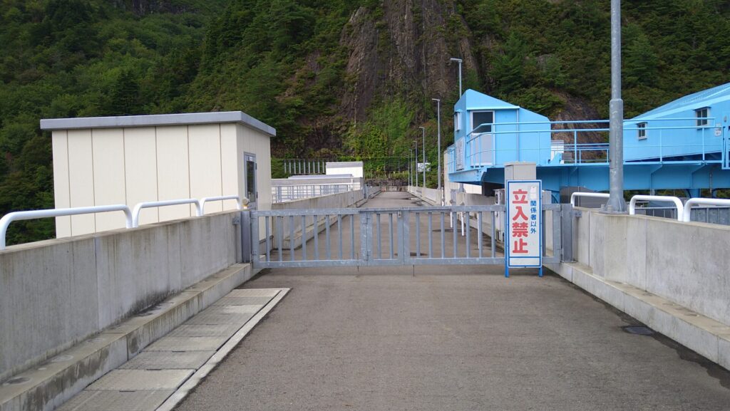 笠堀ダムの天端