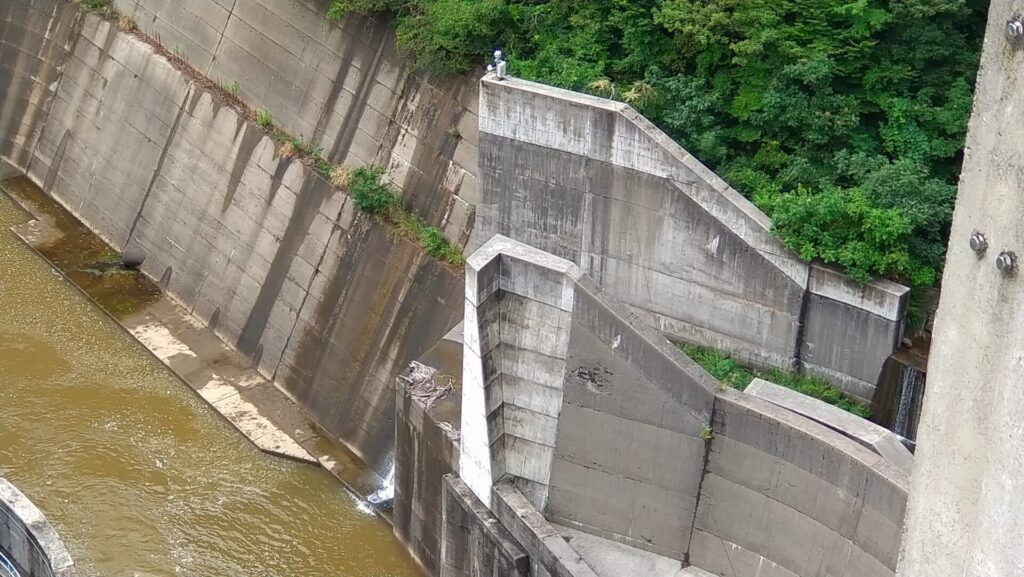 笠堀ダムの洪水吐