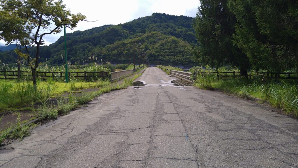 大谷ダムの天端