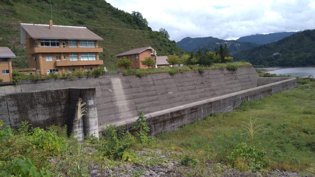 大谷ダムの右岸の広場と洪水吐