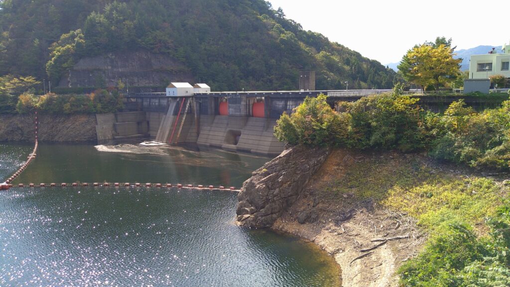 右岸の上流側から見た内の倉ダム