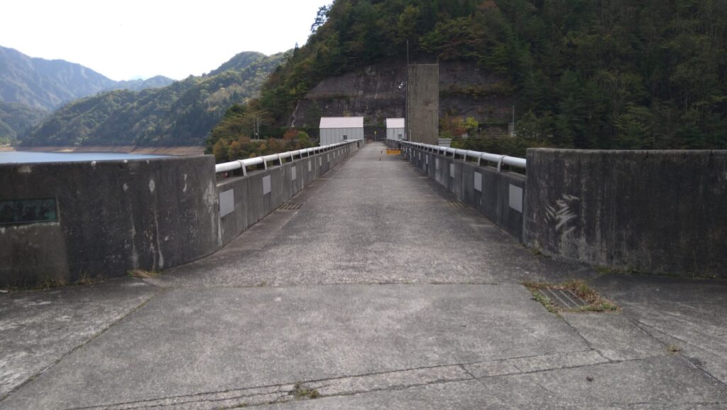 内の倉ダムの天端