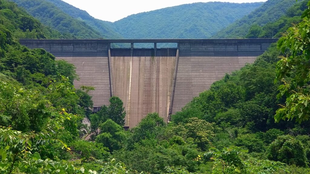 下流側から見た赤岩ダム