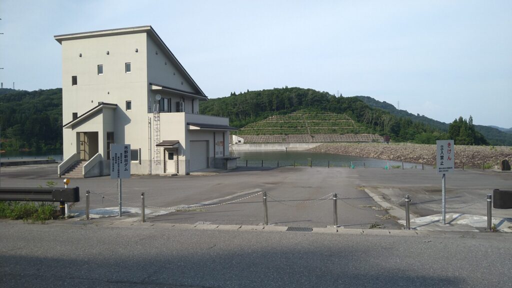 右岸から見た市野新田ダム