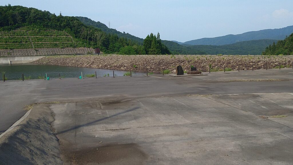 市野新田ダムの上流側