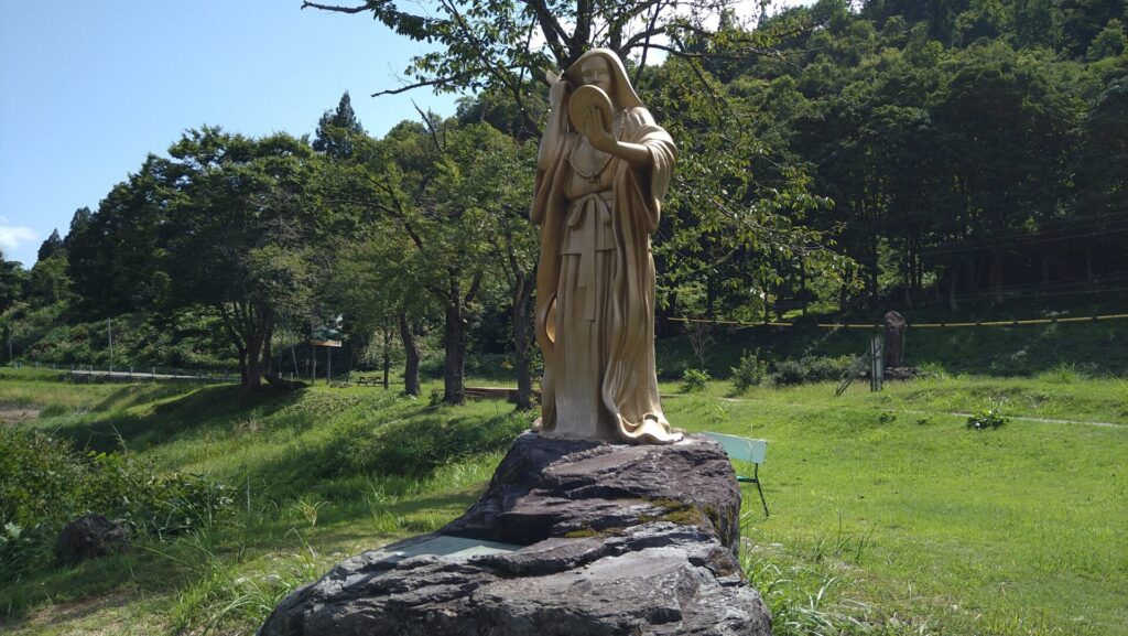 鏡ヶ池の女神像