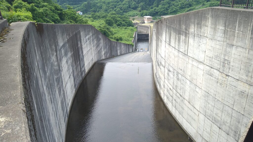 柿崎川ダムの洪水吐