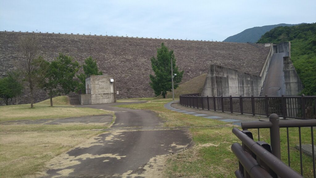 ダム下の広場から見た柿崎川ダム