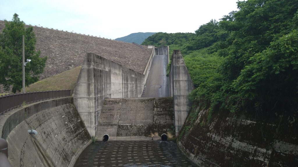 柿崎川ダムの洪水吐
