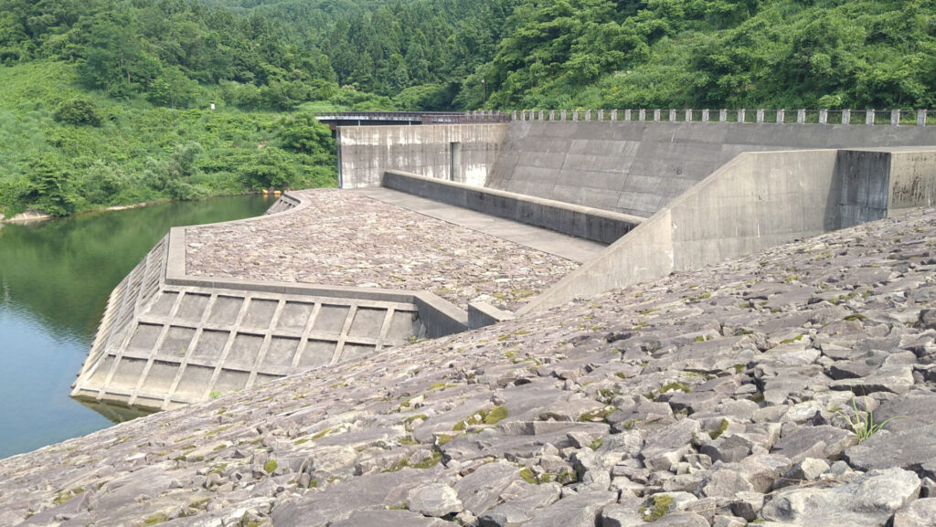 柿崎川ダムの洪水吐