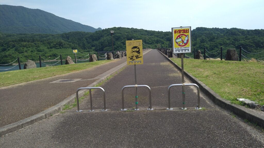 柿崎川ダムの天端