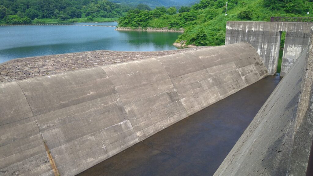 柿崎川ダムの洪水吐