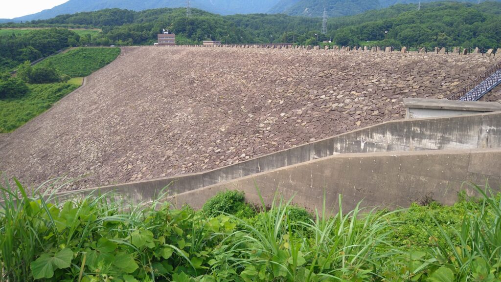 左岸の下流側から見た柿崎川ダム