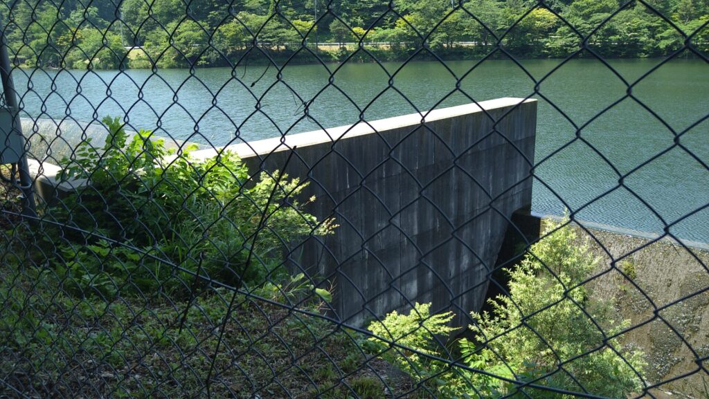 川内ダムの洪水吐の壁