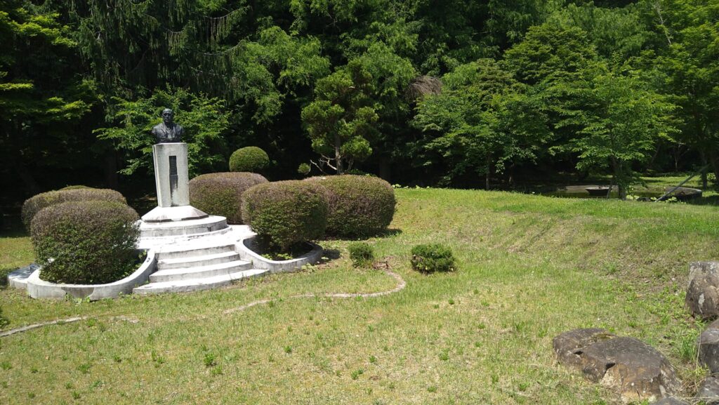川内ダムの左岸にある広場