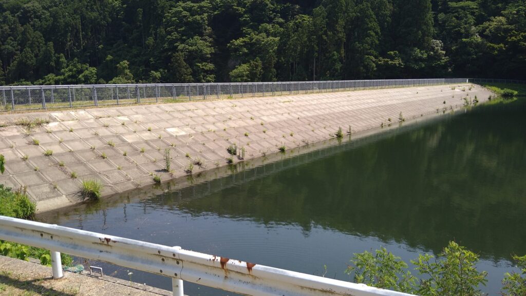 左岸の上流側から見た川内ダム