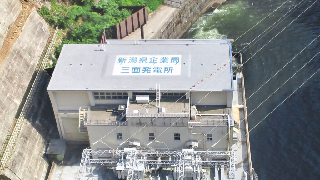 ダム下にある三面発電所