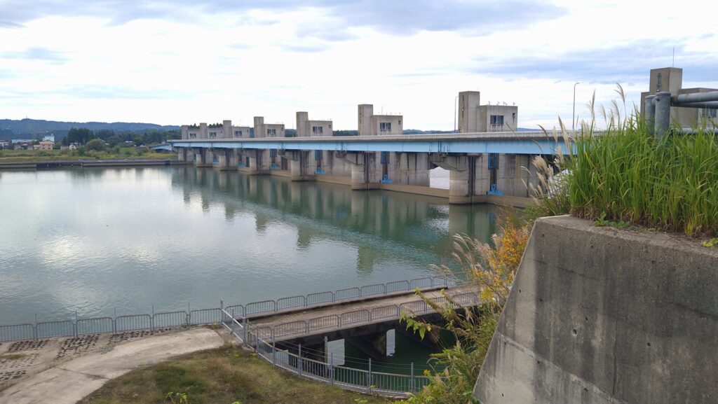 右岸の上流側から見た妙見堰