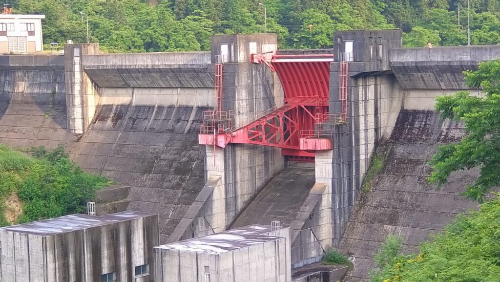 鯖石川ダムのラジアルゲート