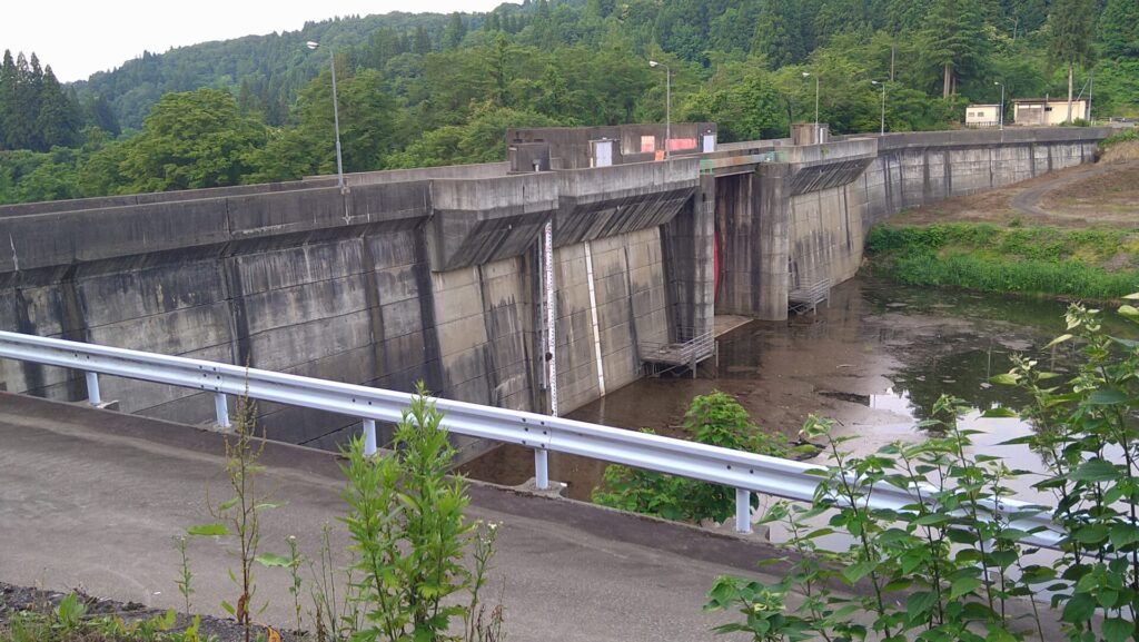 鯖石川ダムの上流側