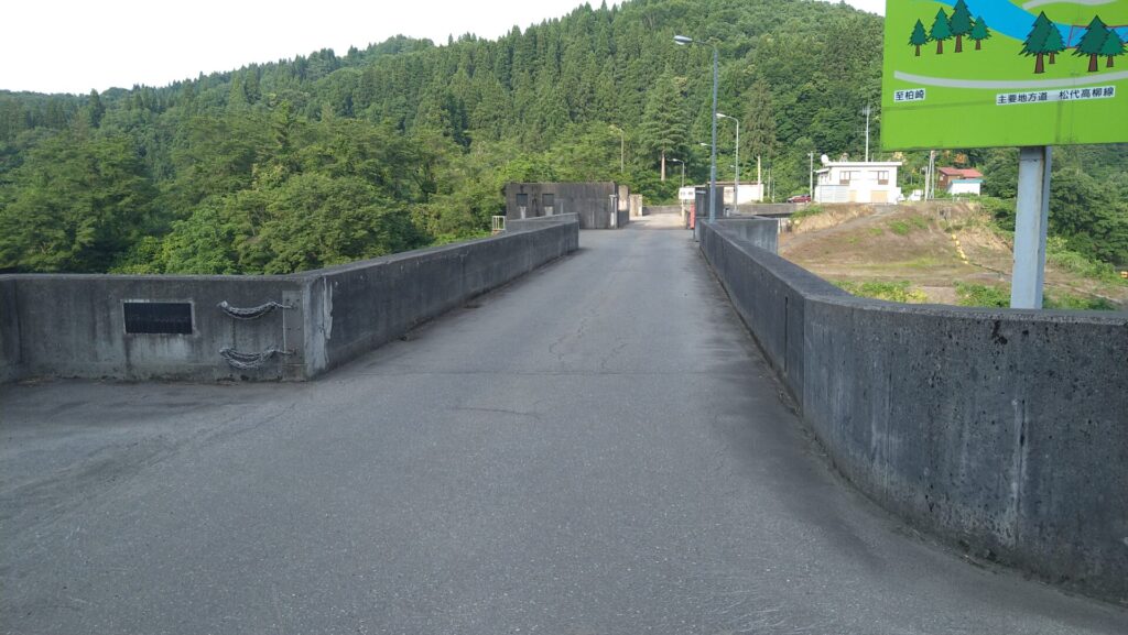 鯖石川ダムの天端