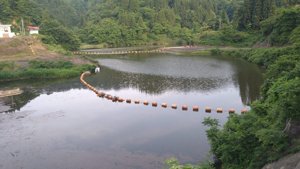 鯖石川ダムのダム湖