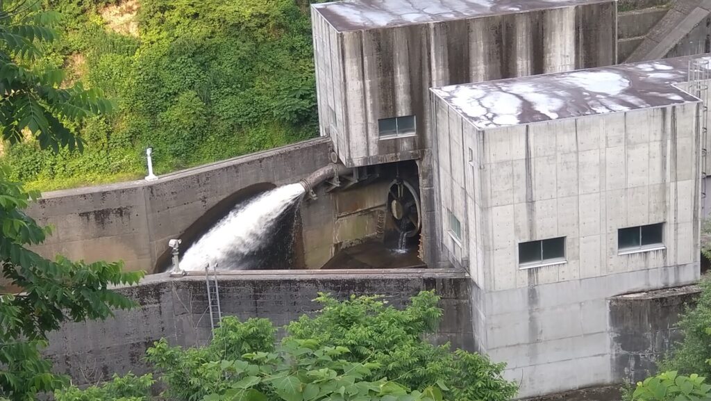鯖石川ダムの放流設備