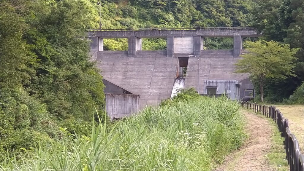 下流側から見た城川ダム