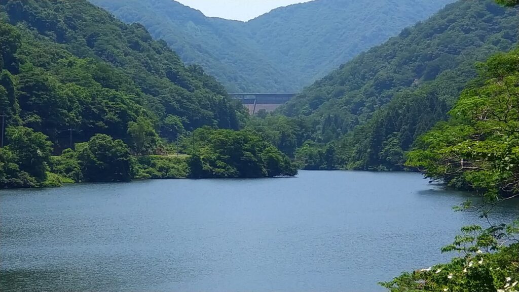 谷根ダムから見える赤岩ダム
