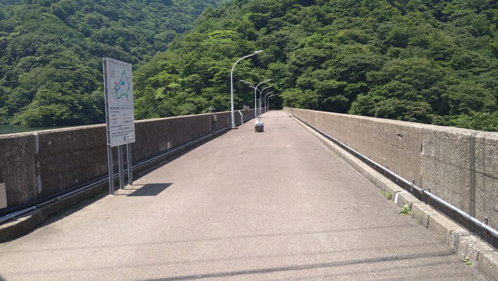 谷根ダムの天端