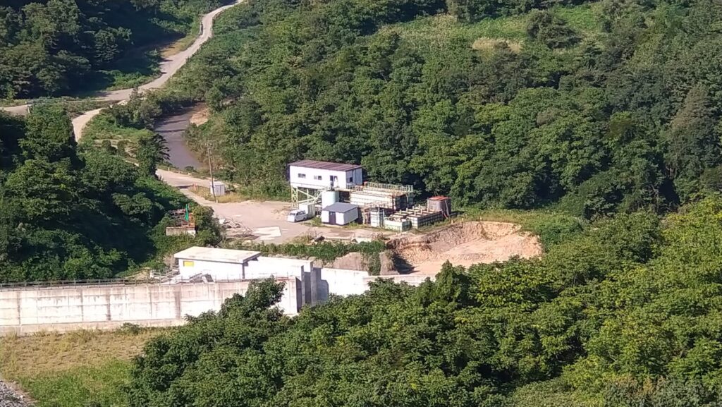 鵜川ダムのコンクリートプラント