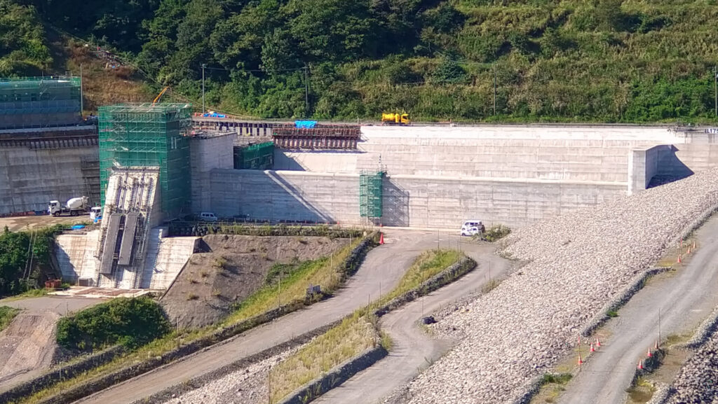 展望台から見た鵜川ダムの洪水吐